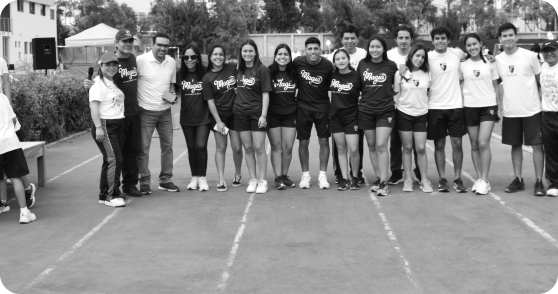Estudiantes en la cancha del colegio