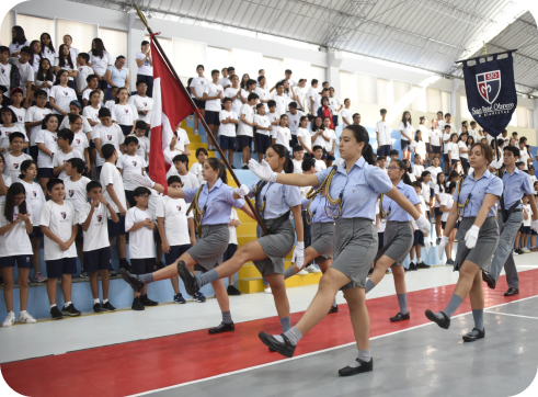 Desfile de estudiantes con la bandera