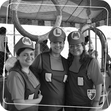 Estudiantes con casco en un proyecto comunitario