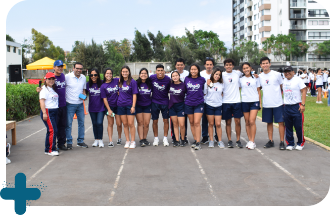 Estudiantes y docentes en la losa deportiva del campus