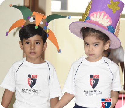 Dos niñas de Inicial con sombreros de fiesta