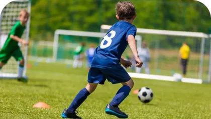 Partido de fútbol escolar en la cancha del colegio