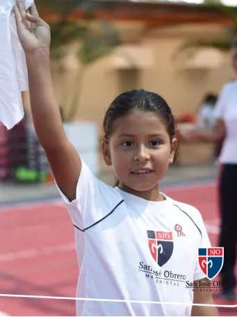 Cruz marianista sobre el uniforme del coro