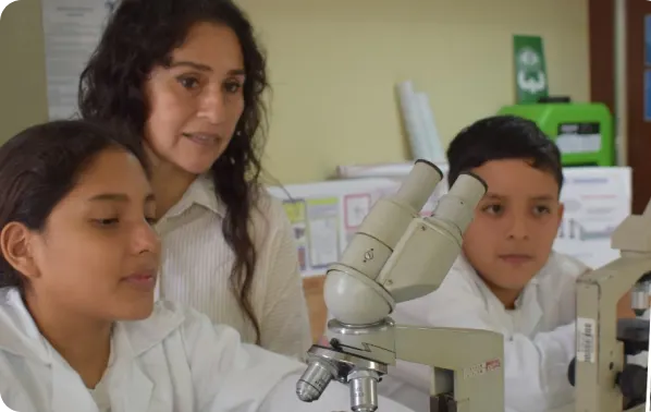 Docente y estudiantes en el laboratorio