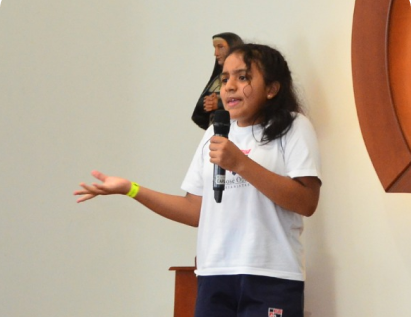 Estudiante hablando con micrófono