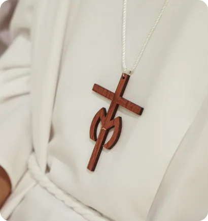 Cruz marianista de madera sobre el uniforme