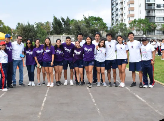 Comunidad educativa reunida en el patio