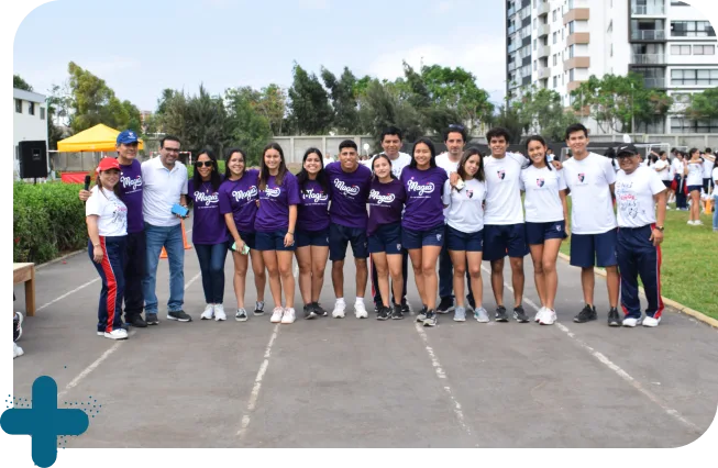 Comunidad educativa reunida en el patio