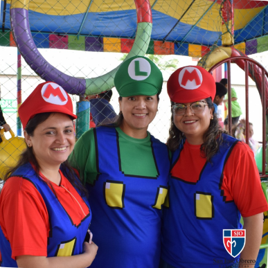 Tres docentes disfrazadas en una jornada de las casas